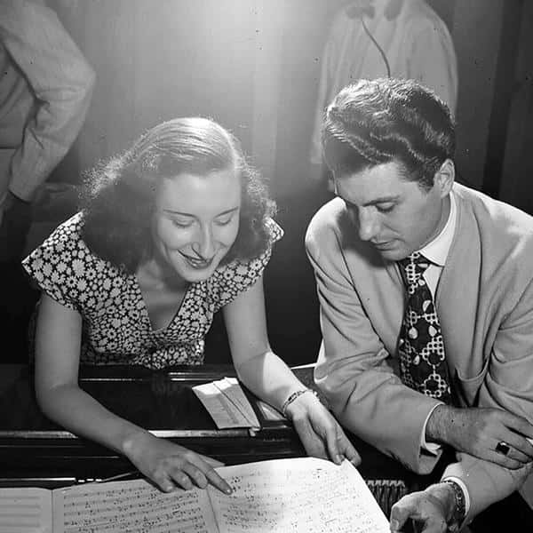 Ein Schwarzweiß Foto mit Clyde Lombardi, Barbara Carroll, Chuck Wayne, über einem Notenblatt, ca 1947.