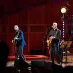Der belgische Musiker Milow bei einem Konzert mit Orchesterbesetzung