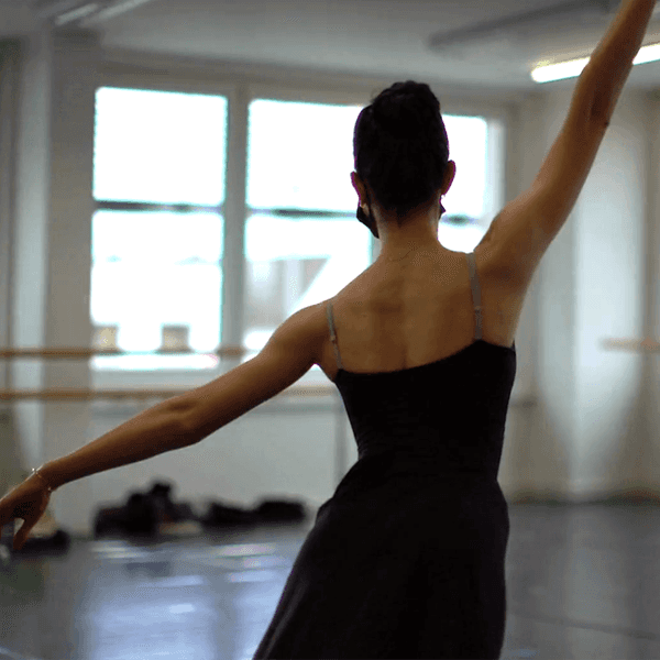 Julianna Correia Dreyssig, Ballerina beim Training. Mit dem Rücken zum Betrachtenden.