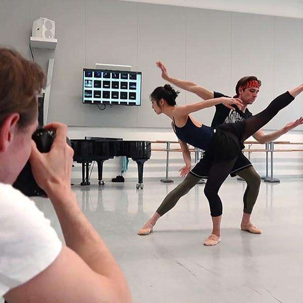 Roman Novitzky fotografiert ein tanzendes Paar.