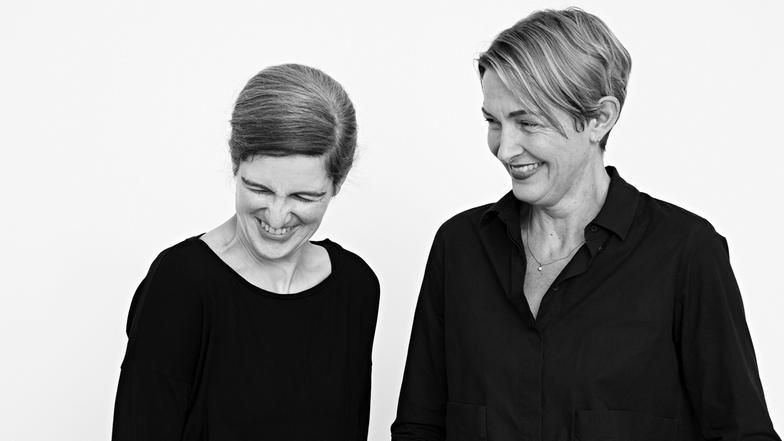Das Team von „Der Theaterpodcast“: Elena Philipp von nachtkritik.de und Deutschlandfunk-Kultur-Moderatorin Susanne Burkhardt.