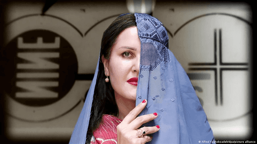 Die afghanische Filmemacherin Sahraa Karimi, ihr Gesicht ist halb verdeckt von einem Schleier.