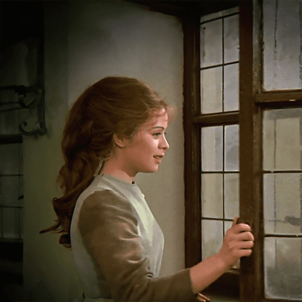 Eine Frau in der Kleidung einer Magd öffnet ein Fenster.