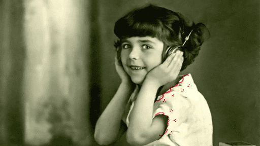 Historische Aufnahme, Kind hört Radio, ca. 1922