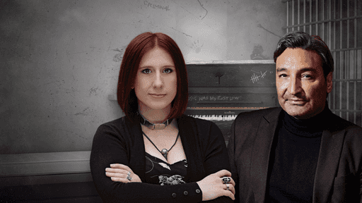 Kriminalpsychologin Lydia Benecke und Musikproduzent und DJ Mousse T. stehen vor einem Klavier