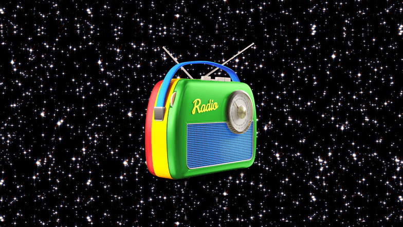 Ein altes, buntes Radio schwebt vor einem Sternenhimmel.