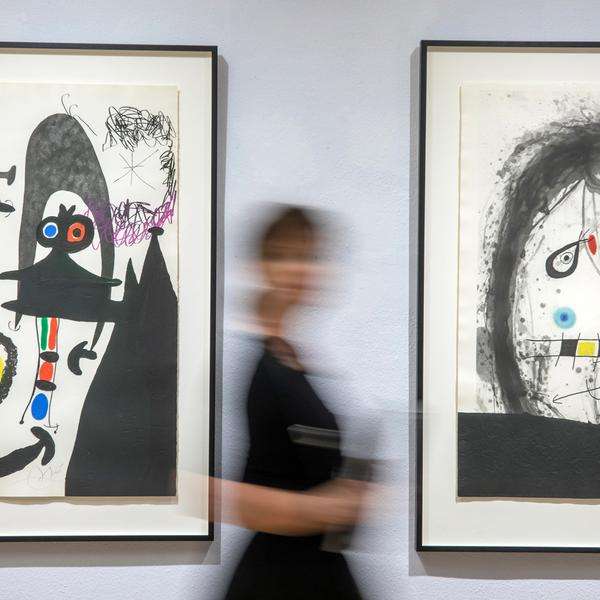 Eine Frau geht im Kunsthaus Apolda Avantgarde zwischen den Radierungen "Escalade vers la lune" (l., 1969) und "L' Exile noir" (1969) in der Ausstellung "Joan Miro - Poetische Welten".