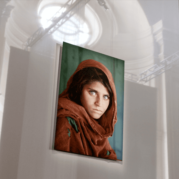Das Porträt eines afghanischen Mädchens hängt in einer Galerie.
