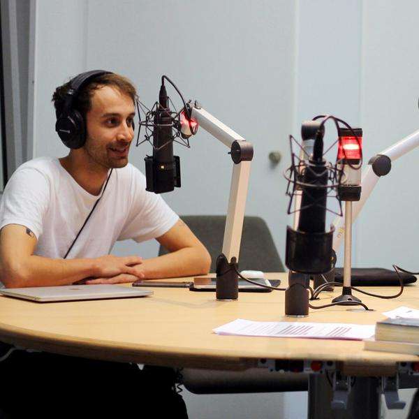 Die Autorin und der Autor des Podcasts "Lost Art in Gotha" während der Produktion.