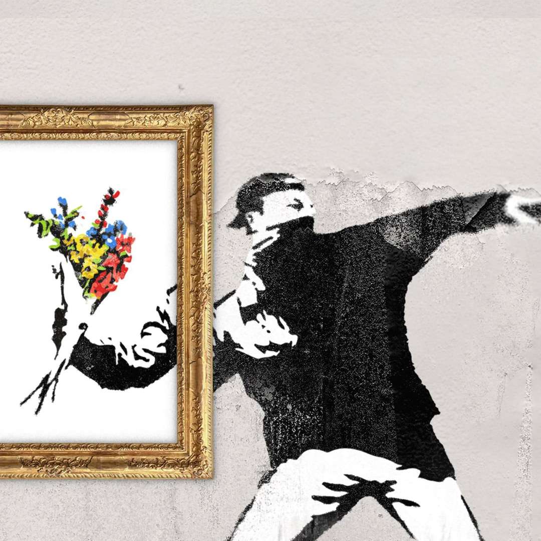 Ein Grafitti von Banksy: Vermumte Person wirft einen Blumenstraus.