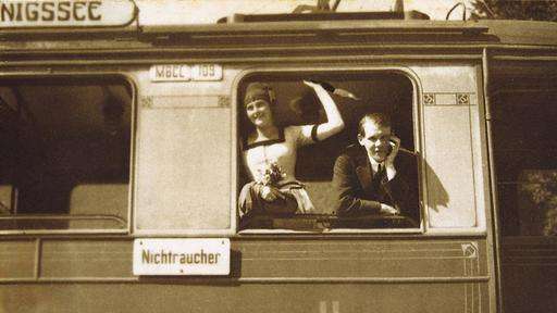 Oskar Maria Graf und Daisy Holms in einem Eisenbahnwaggon zum Königssee. Bayern. Photographie um 1920.