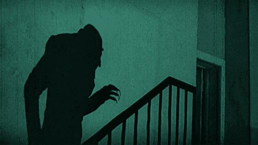 Ein Standbild aus dem Film Nosferatu von 1922. Der Schatten eines Vampirs auf einer Treppe.