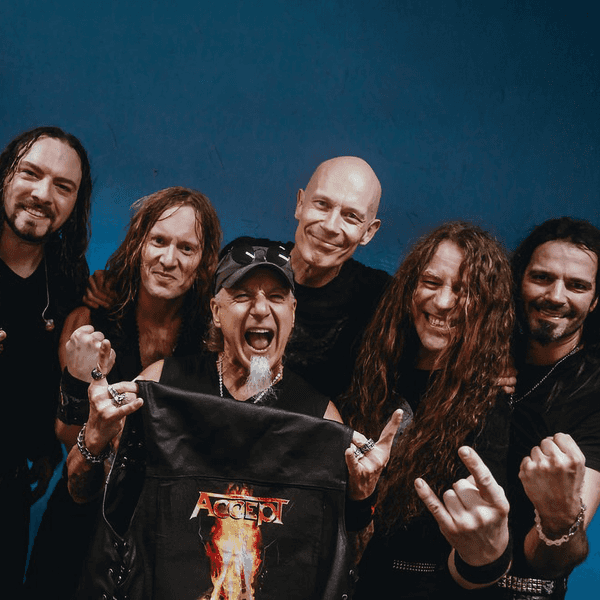 Porträt der Heavy-Metal-Band Accept mit Band-Shirt.