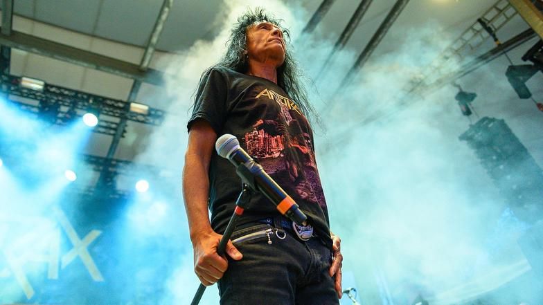 Ein Bild des Leadsängers der Band Anthrax. Die Band spielte 2019 auf dem Rock Hard Festival in Gelsenkirchen.