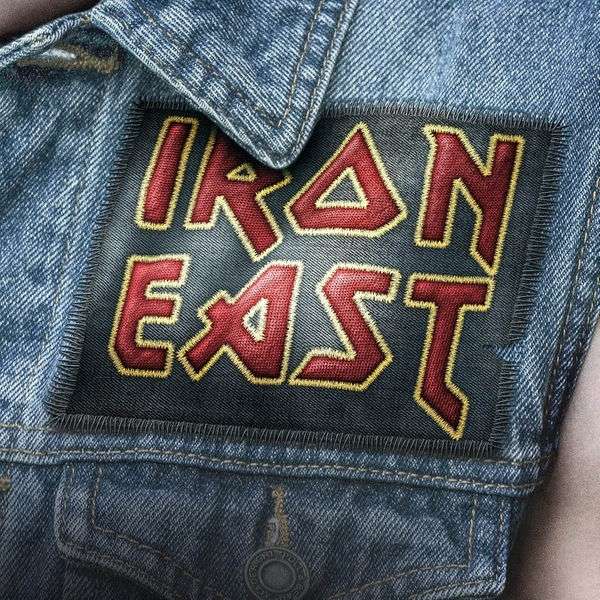 Eine Jeansweste, eine sogenannte "Kutte", mit einem Patch auf dem "Iron East" steht.