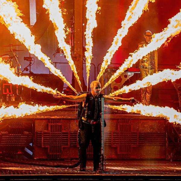 Till Lindemann bei einem Rammstein-Konzert auf der Bühne