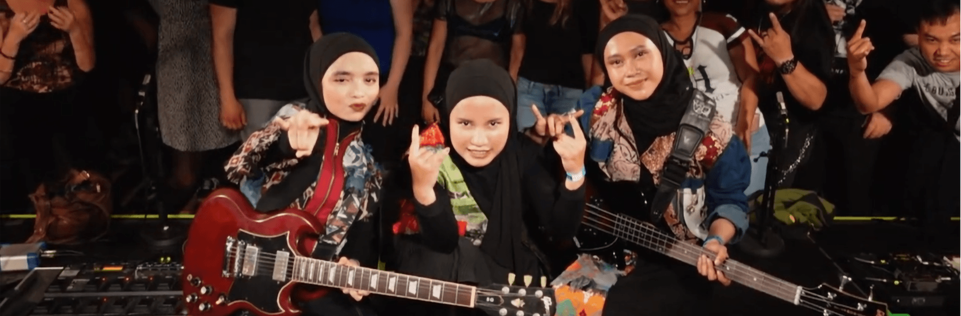 Jung, laut, Frau – Mit Metal und Hijab nach Wacken