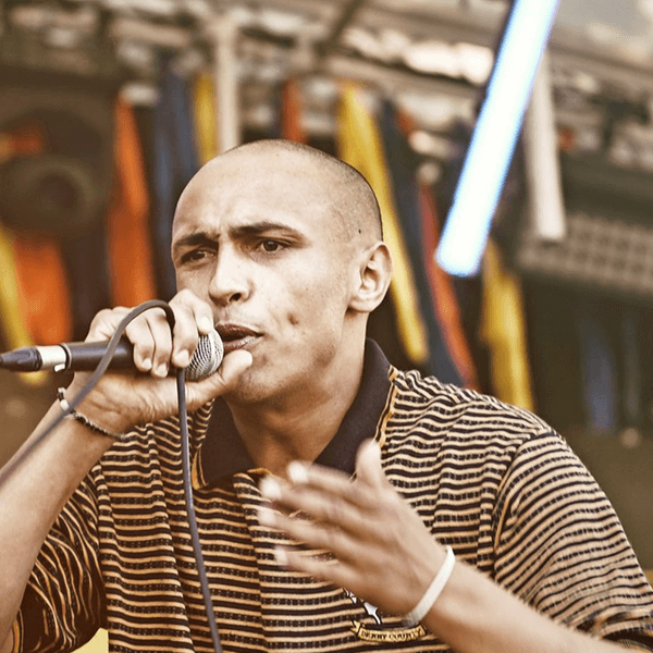 Ein junger Mann in einer Fotocollage: links auf einer Baustelle, rechts als Rapper auf einer Bühne.