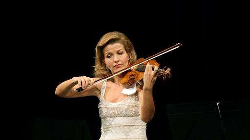 Anne-Sophie Mutter spielt Geige.