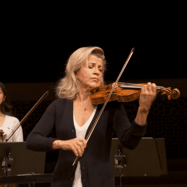 Anne-Sophie Mutter spielt Geige.