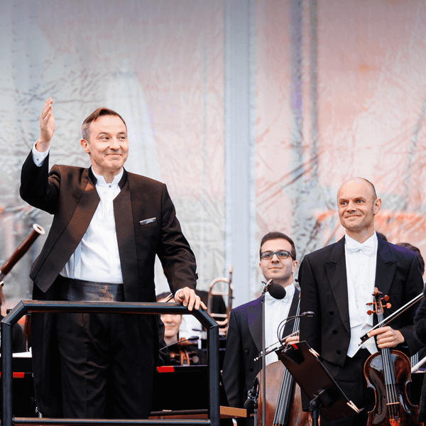 Dirigent Ivan Repusic begrüßt das Publikum vor der Bühne vor dem Neuen Rathaus im Maschpark. An zwei Abenden wurden Arien und Duette mit der NDR Radiophilharmonie aufgeführt.