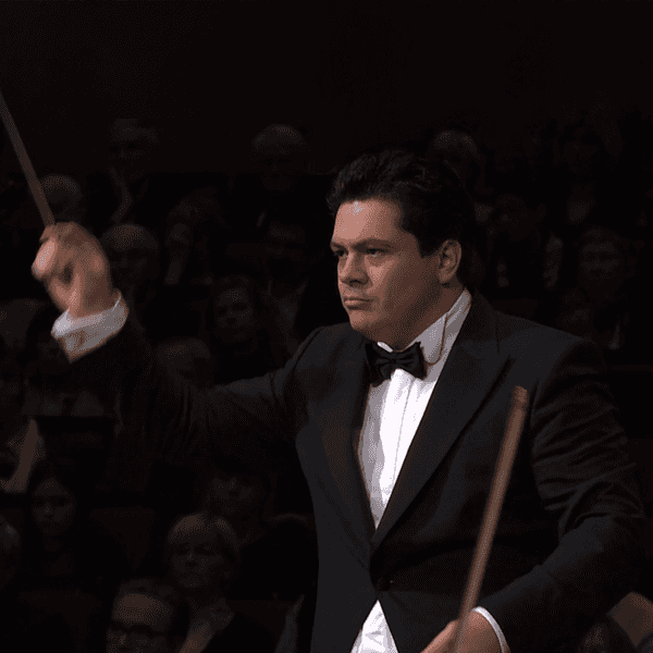 Der Dirigent Cristian Macelaru leitet das Symphonieorchester des Bayerischen Rundfunks.