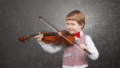 Ein Kind mit Geige steht vor einer Schiefertafel.