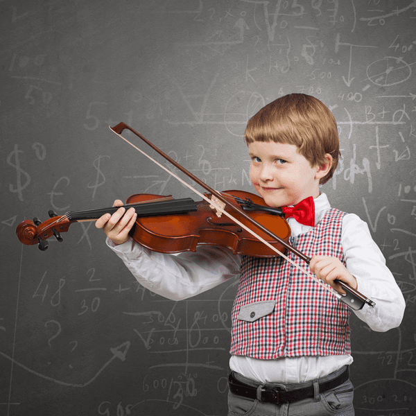 Ein Kind mit Geige steht vor einer Schiefertafel.