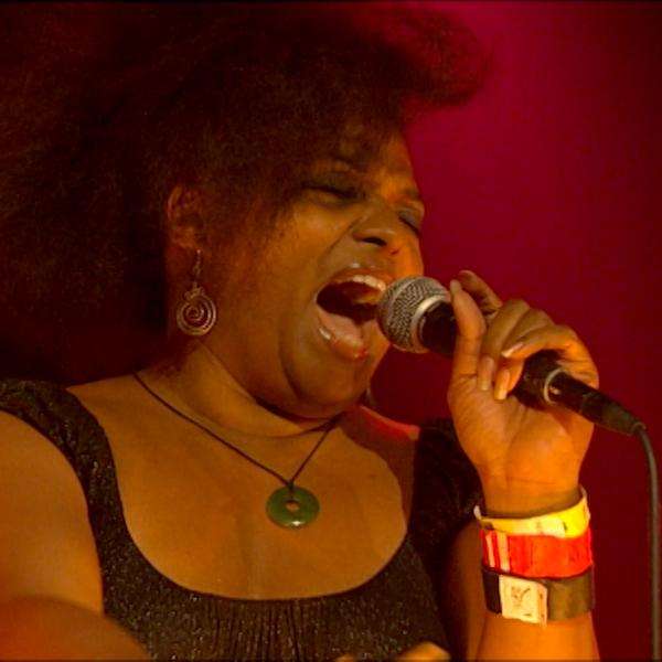 Eine Frau singt mit viel Emotion in ein Mikrofon