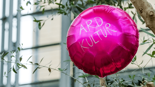 Helium-Ballon in Fuchsia-Farbe mit dem Schriftzug ARD Kultur.